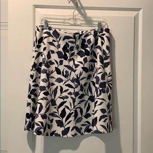 Nine West Size 12 White and blue floral skirt